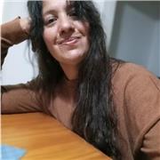 Profesora de ingles que da clases a niños y adultos